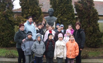 Eminescu-szobor-koszoruzas-2013-013-600x400
