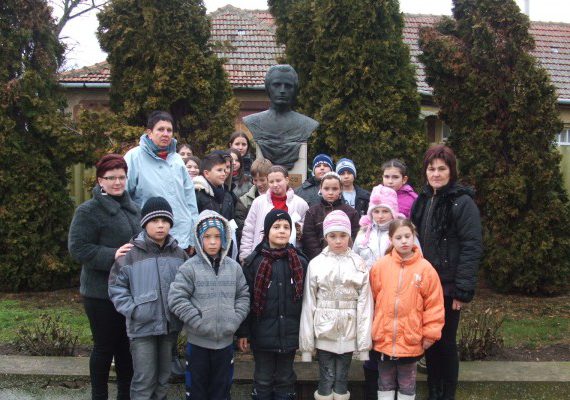 Koszorúzás a román költő születésnapján