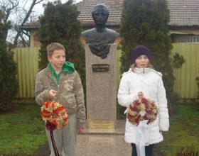 Koszorúzás Eminescu szobránál