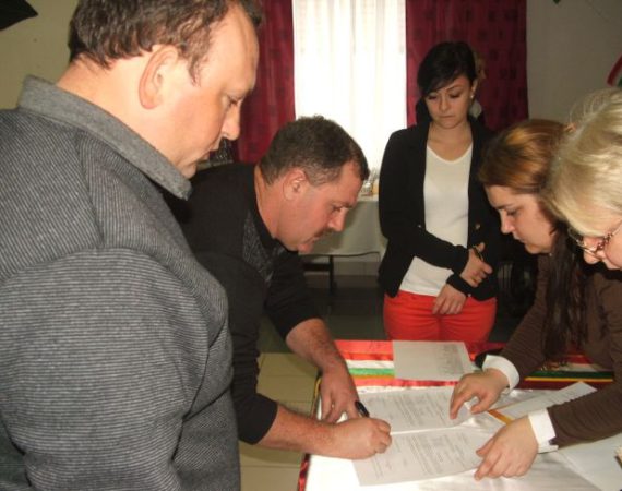 A testvérfaluban tettek állampolgári esküt